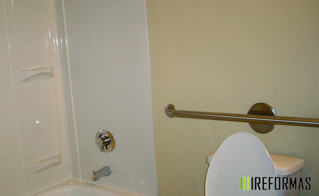 Instalación de barras de apoyo en un baño accesible