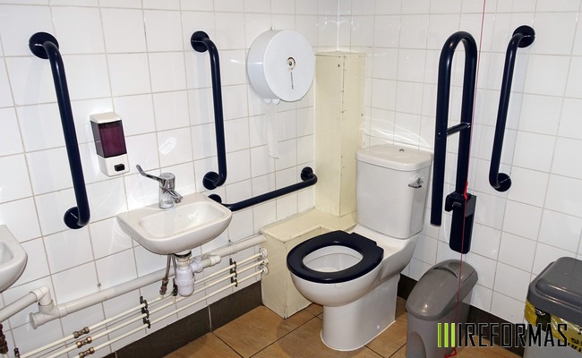 Lavabo y grifería adaptados dentro de una reforma de baño