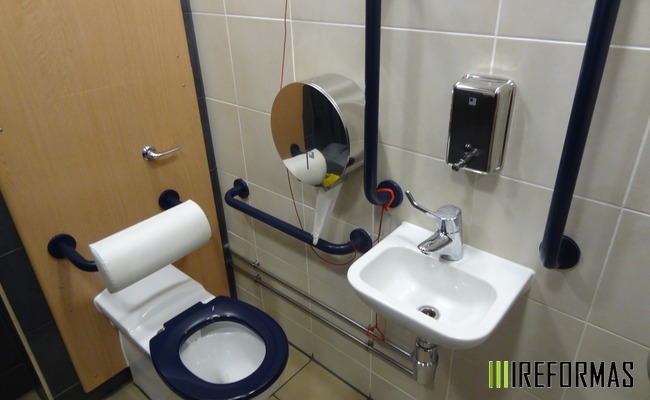 Medición de espacios antes de reformar un baño accesible