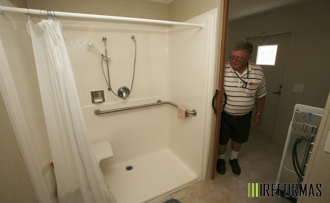 Reforma de baño accesible con ducha a ras de suelo