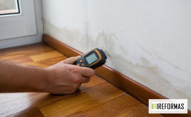 humedad en pared por fuga de agua oculta con medidor