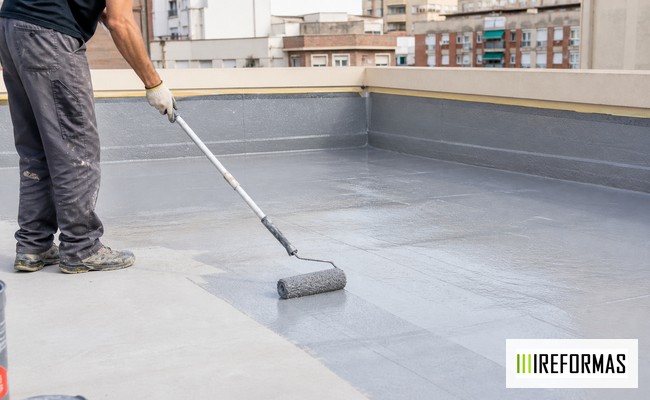 Impermeabilización líquida aplicada en terraza aplicación de impermeabilización líquida en terraza transitable