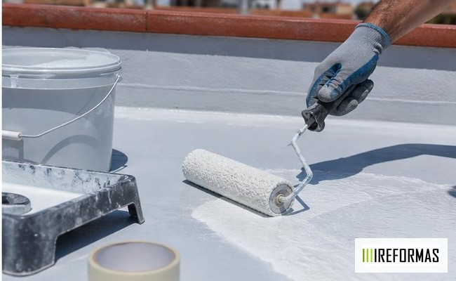 aplicación de revestimiento reflectante en cubierta plana de vivienda