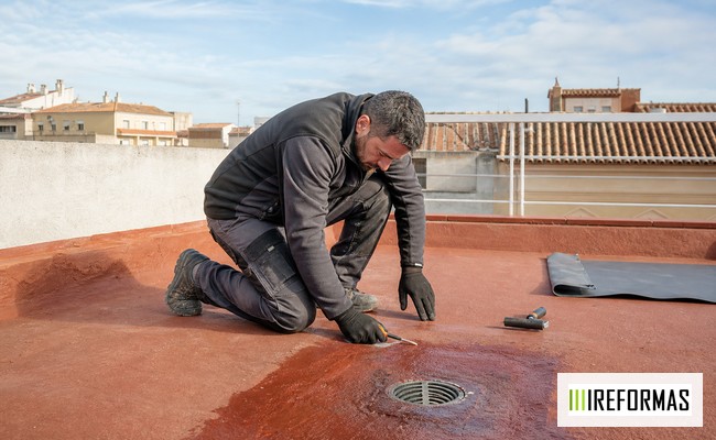 revisión de terraza antes de lluvias con técnico inspeccionando sumidero e impermeabilización