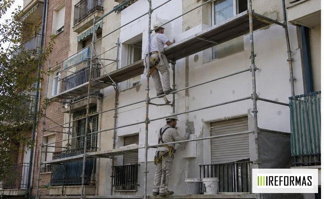 SATE en fachadas con instaladores colocando paneles aislantes
